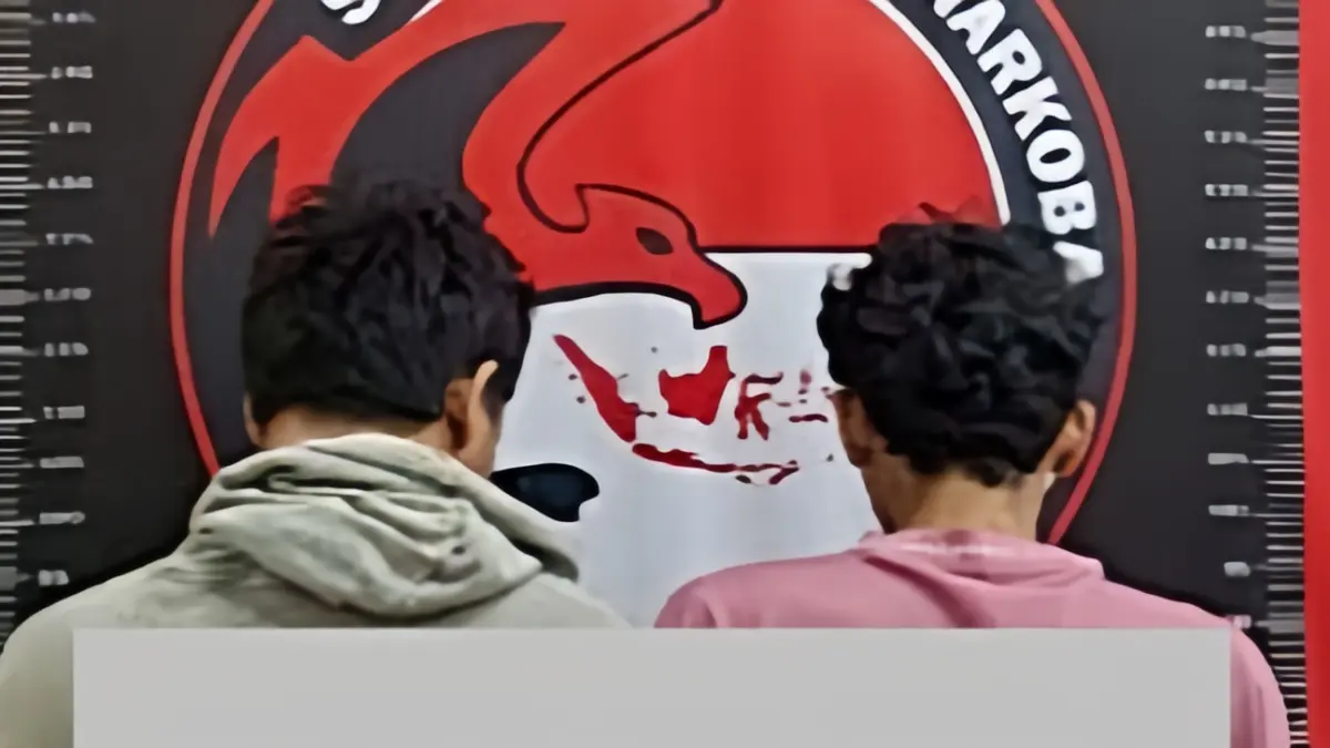 Dua pria yang diamankan Satresnarkoba Polres Kutim dalam pengungkapan dugaan peredaran sabu di sebuah hotel di Muara Wahau. (IST)