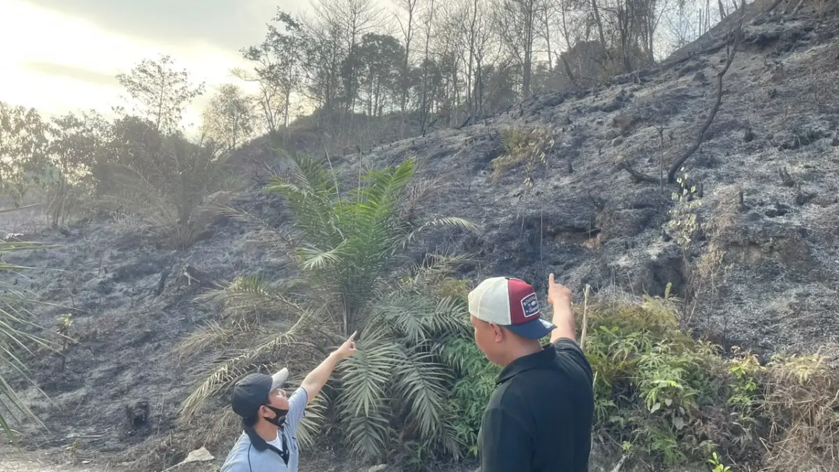 LIHAT LANGSUNG: Unit Reskrim Polsek Muara Jawa yang dipimpin Kanit Reskrim Ipda Andi Cheris Fachrizal terjun langsung menuju lokasi kebakaran guna memastikan kondisi di lapangan.