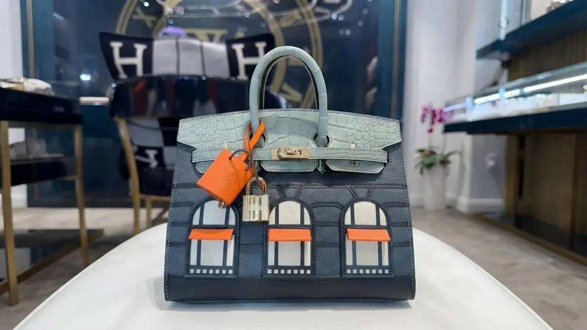Tas mewah Hermès "Rainy Days" Faubourg Birkin 20 Gris Misty Matte Alligator Permabrass Hardware Limited Edition. (jewelsaficionado)