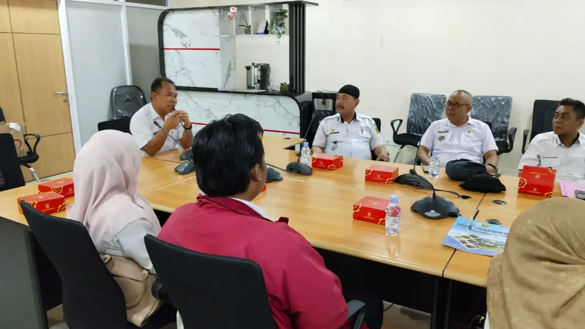 TERBARU: Darmadi (kiri) ketika menyampaikan program dan fitur E-Sigap Drainase ke pada perangkat kecamatan Samarinda Utara dan kelurahan, beberapa waktu lalu. IST/KP