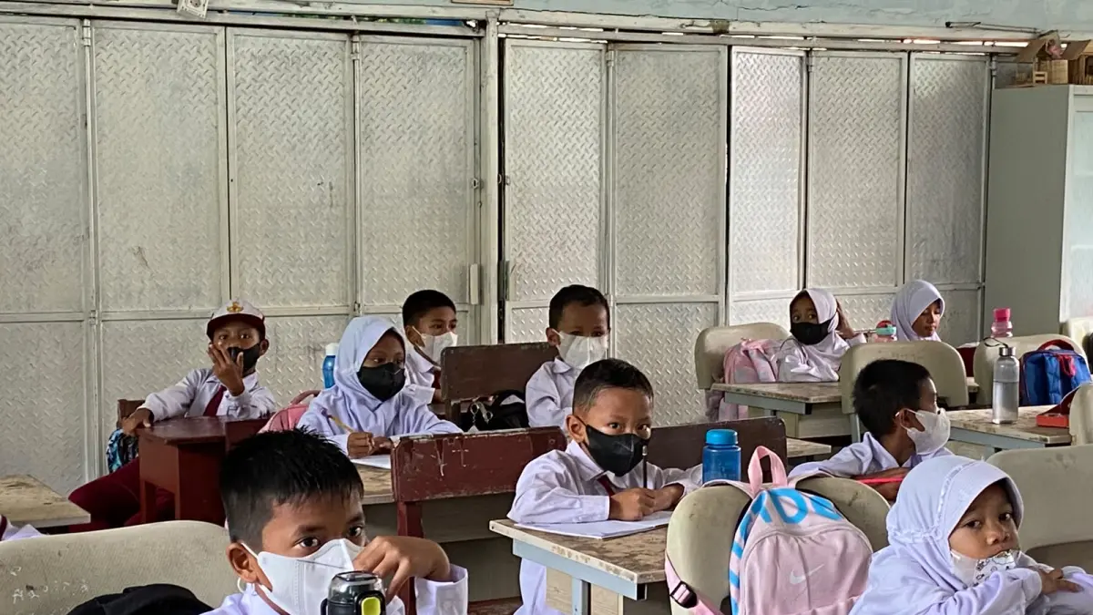 TERDAMPAK ASAP: Siswa SD 012 Balikpapan Timur mengenakan masker saat mengikuti aktivitas belajar mengajar di dalam kelas, Balikpapan, Kalimantan Timur. Pihak sekolah membatasi kegiatan di luar ruangan akibat kabut asap dampak karhutla yang menyelimuti wilayah tersebut.