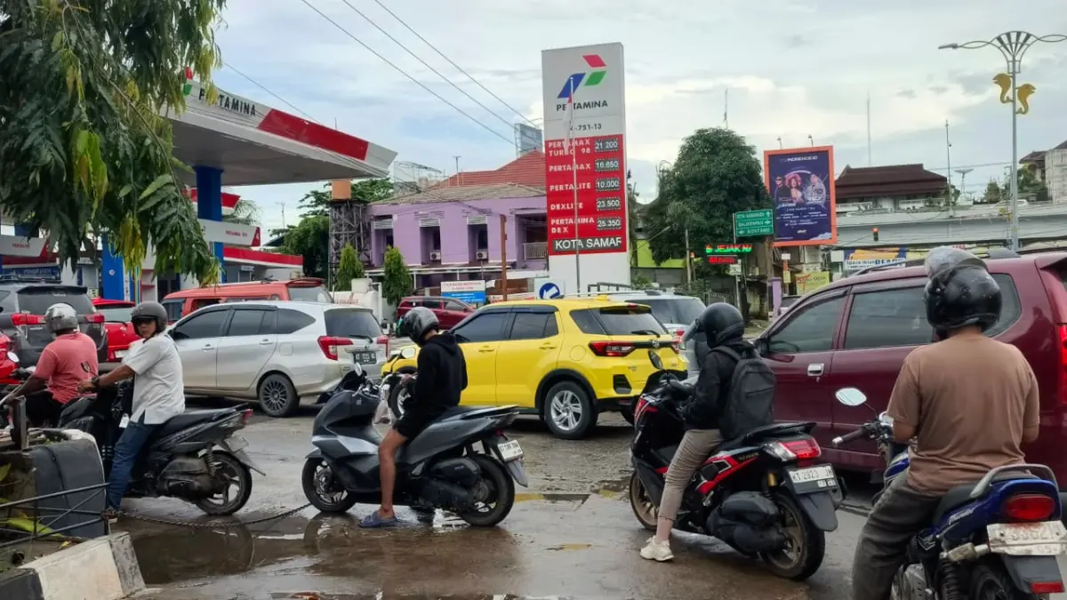 ADU SABAR: Antrean kendaraan mengular di sejumlah SPBU Samarinda. Pemkot menyiapkan sistem kupon dan penertiban pengetap BBM bersubsidi.