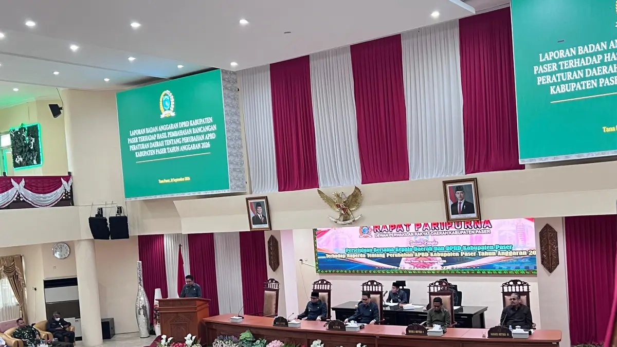 Banggar DPRD Paser diwakili Kasri menyampaikan pandangan DPRD terhadap persetujuan APBD Perubahan 2026. (Najib/KP)