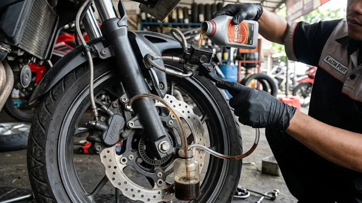 BLONG: Minyak rem sepeda motor kategori basi bisa menyebabkan rem blong.(generate ai)
