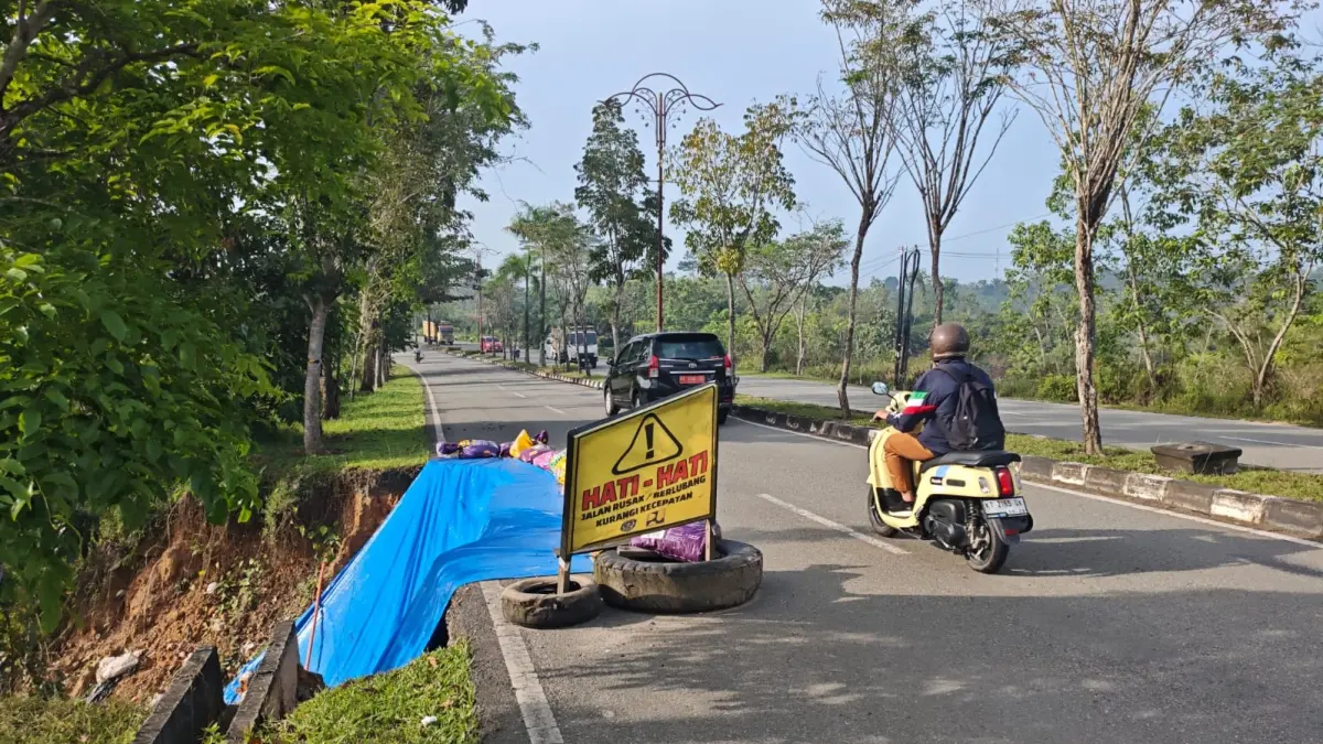 DIKEBUT: Pengerjaan longsoran di Jalan Soekarno-Hatta masih dikerjakan kontraktor hingga akhir tahun. ADIEL KUNDHARA/KP