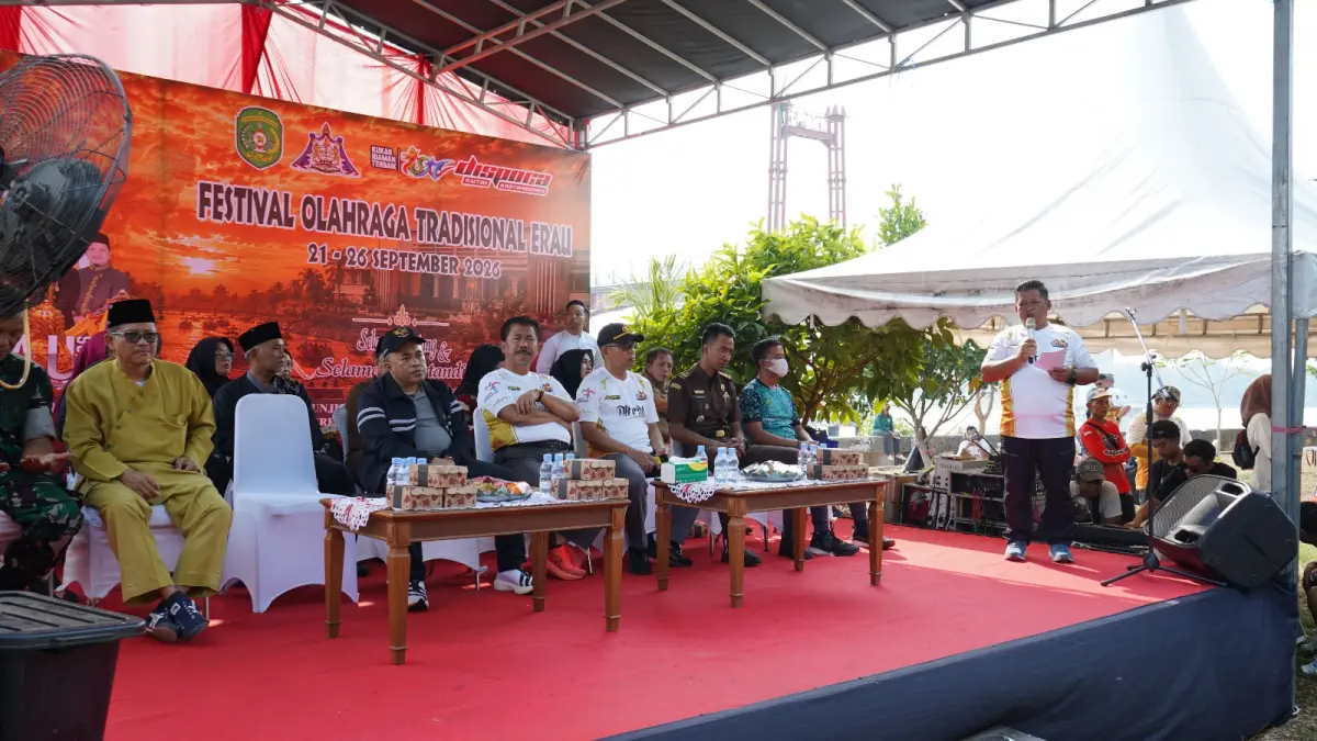 DUKUNGAN: Sekkab Kukar Sunggono menghadiri perlombaan olahraga tradisional. (IST)