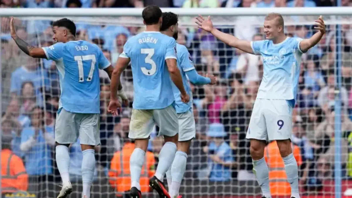 Erling Haaland mencetak gol saat Manchester City menang 5-3 atas Sunderland di Premier League, Minggu (20/9/2026). (AP/Dave Thompson)