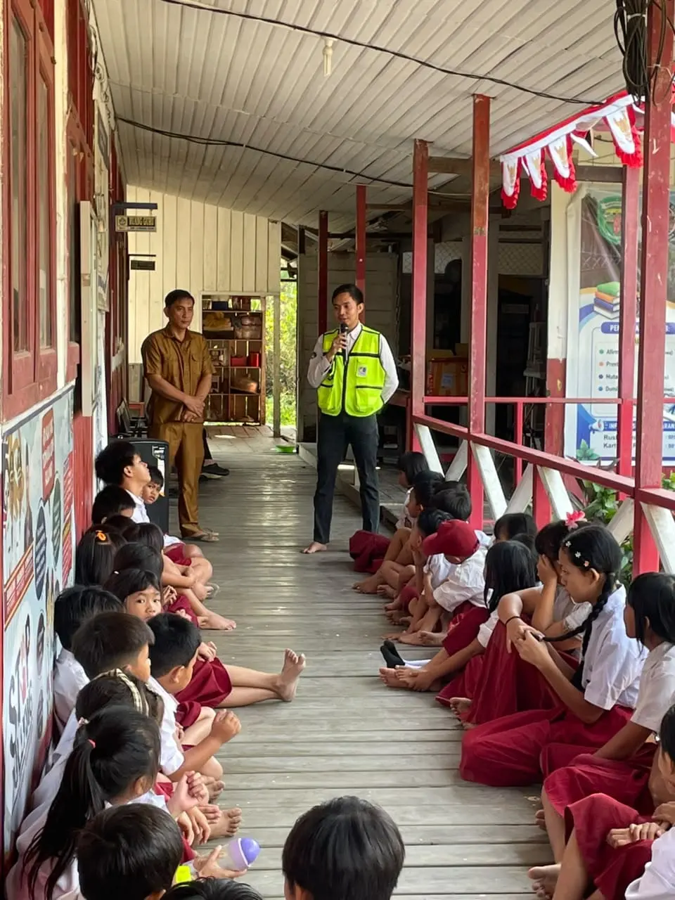 JAGA: PAMA turut memberikan edukasi terhadap pelajar yang beraktivitas untuk menjaga kesehatan di tengah kondisi kabut asap yang masih melanda.