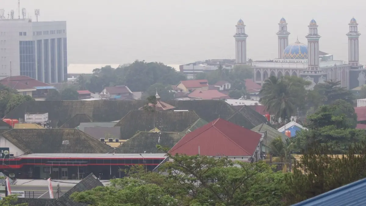 Kawasan pesisir Balikpapan yang diselimuti kabut asap tebal.