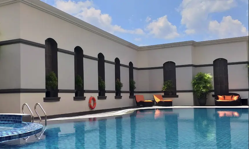 Kolam renang Swissbell Hotel Samarinda.