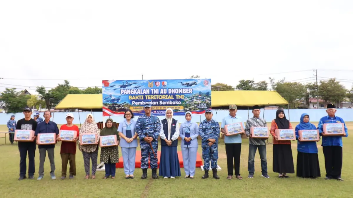 KOMITMEN: Lanud Dhomber menggelar kegiatan untuk masyarakat dalam peringatan HUT ke-81 TNI. ANGGI PRADITHA/KP