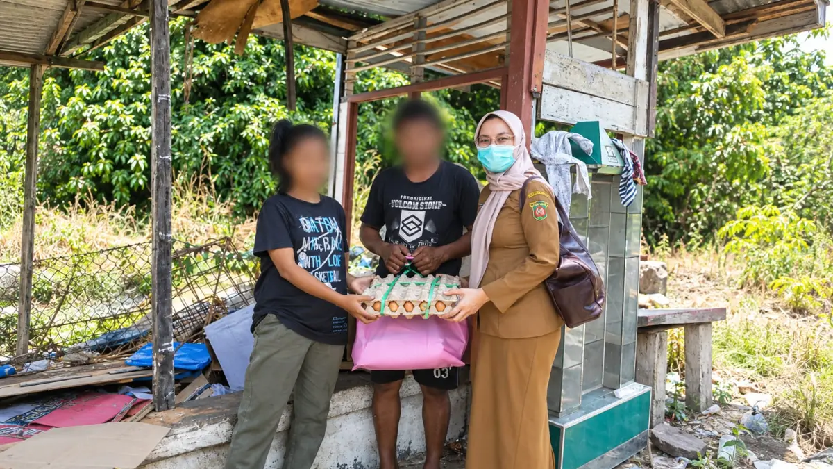 LEBIH DEKAT: Tim Puskemas Mangkupalas ketika memeriksa pasien di kediaman di sekitar kecamatan Samarinda Seberang, Senin (21/9).