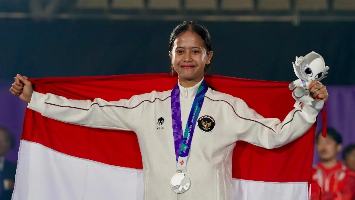 Medali perak untuk kontingen Indonesia dipersembahkan Sumaya dari cabang olahraga teqball nomor tunggal putri.(foto:Gilang/kemenpora.go.id)