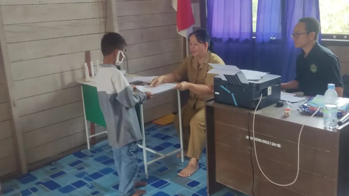 Murid di SD 003 Long Tuyoq, Mahulu yang mengumpulkan tugas ke sekolah setelah PJJ.