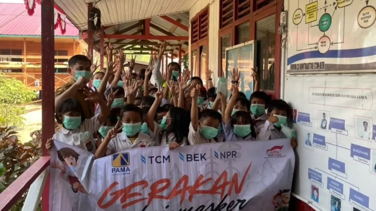 PEDULI: Program peduli dampak karhutla menyasar sekolah melalui kegiatan pembagian masker.
