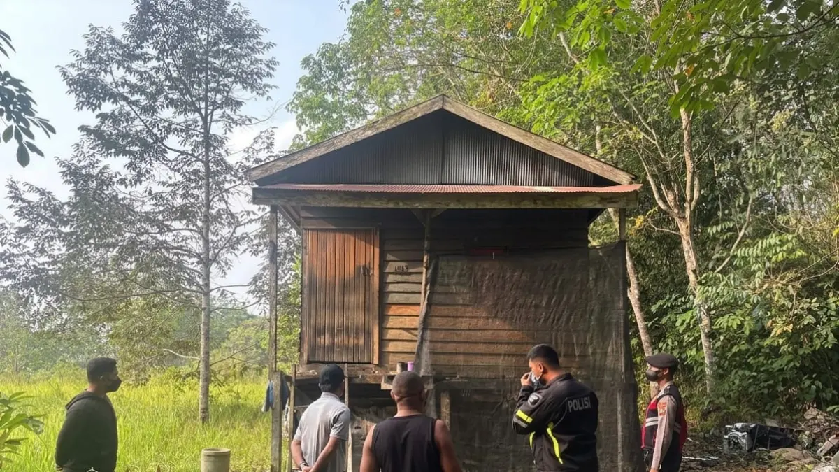 PENEMUAN MAYAT: Warga menemukan seorang pria meninggal dunia di dalam sebuah pondok di Sangatta Selatan, Kutai Timur, Senin (21/9).