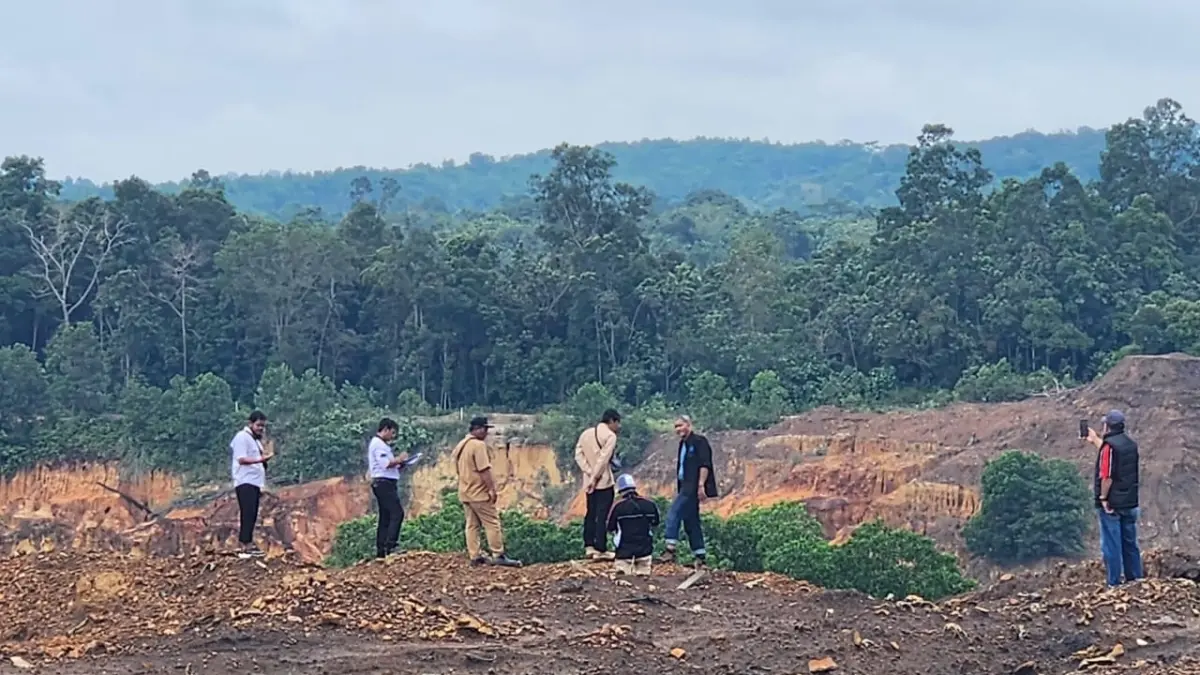 TAMBANG: LSM Guntur PPU saat meninjau dugaan kerusakaan lingkungan dampak dari perusahaan tambang batu bara di Sepaku, PPU.(IST)