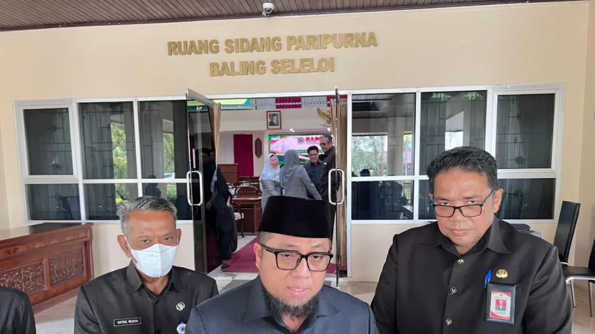 Wakil Bupati Paser Ikhwan Antasari menjelaskan anggaran belanja di APBD Perubahan 2026 kepada DPRD Paser, Senin (21/9/2026). (Najib/KP)