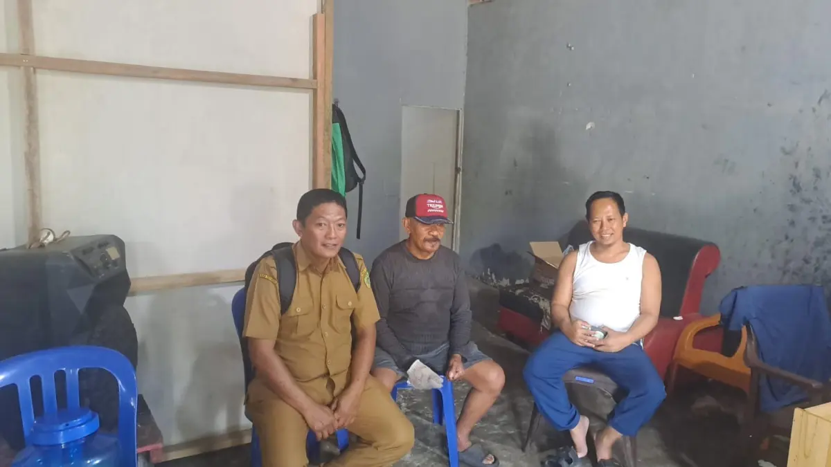 Yusriadi (kiri) turun tangan menyelesaikan persoalan secara kekeluargaan.