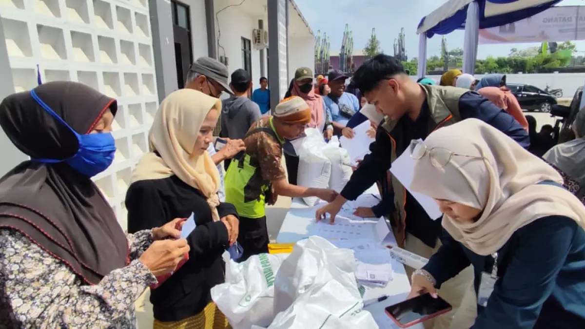 BERTAHAN: Beberapa tim Bulog Kanwil Kaltimtara mengecek data warga penerima Bantuan Pangan Komoditi Beras, di kantor Kelurahan Loa Bakung, Selasa (22/1/9).