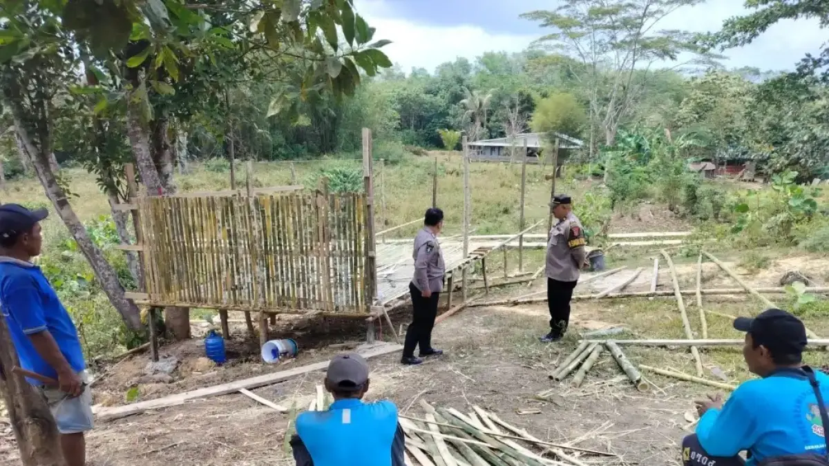 CEGAH: Personel SPKT Polda Kaltim mengimbau masyarakat untuk mencegah karhutla dengan tidak membakar sampah.