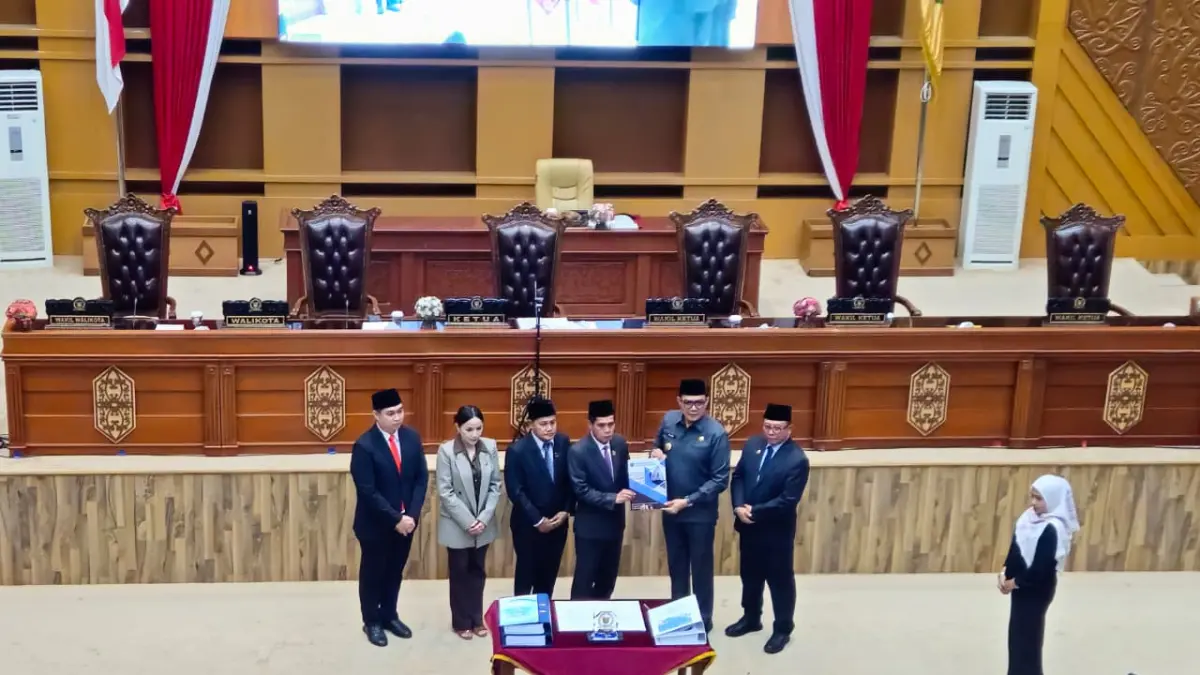 PEMBAHASAN: Rapat Paripurna DPRD Samarinda membahas perubahan KUA-PPAS 2026 dan RAPBD 2027, Senin (21/9) malam. HAFIZ/KP