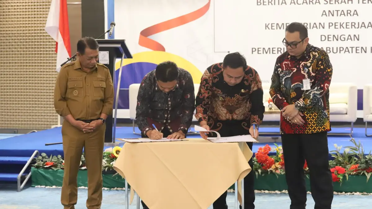 Penandatanganan Penyerahan Naskah Perjanjian Hibah Daerah (NPHD) serta Berita Acara Serah Terima (BAST).