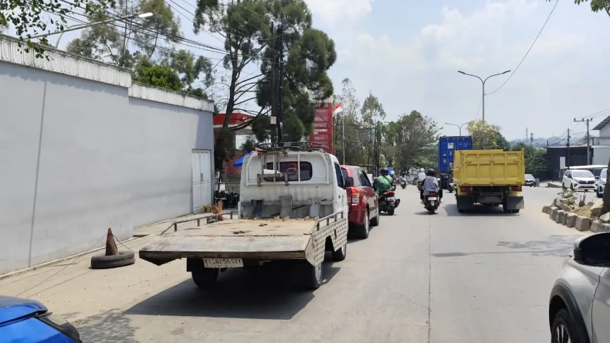 PERLU PERHATIAN: Antean kendaraan selalu mengular di jalan masuk SPBU seperti di Jalan Rapak Indah Kecamatan Loa Bakung menyebabkan penyempitan jalan, Selasa (22/9).