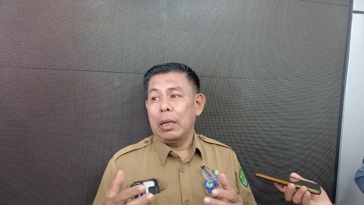 SIAP SIDAK: Pelaksana Tugas (Plt) Kepala Dinas Kehutanan Kaltim, Rusmadi, saat memberikan keterangan kepada awak media. (EKO PRALISTIO/KP)