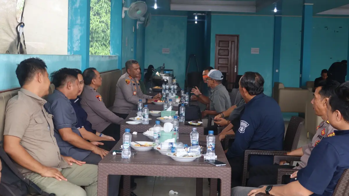 Silahturahmi Kapolres Kubar AKBP Haris Kurniawan bersama awak media di Barong Tongkok, Selasa (22/9).