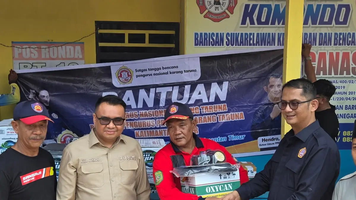 SINERGI: Ketua Karang Taruna Kaltim Hendra saat menyerahkan bantuan. (IST)