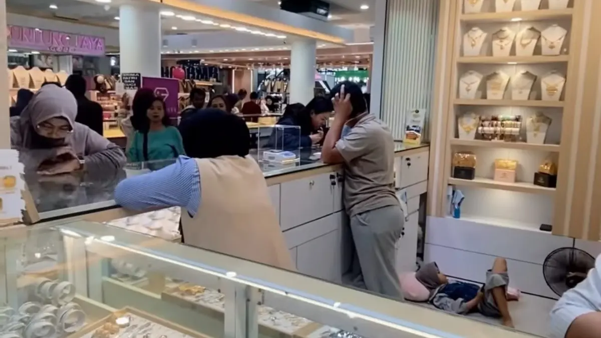 TEKANAN: Kenaikan inflasi inti antara lain dipengaruhi meningkatnya harga emas perhiasan.