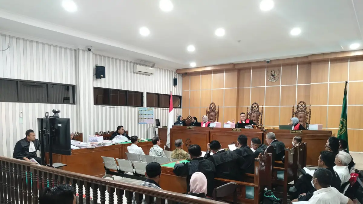 PEMERIKSAAN SAKSI: Majelis Hakim Pengadilan Tipikor Samarinda menggelar sidang lanjutan perkara dugaan pemanfaatan aset negara untuk aktivitas pertambangan PT Jembayan Muara Bara (JMB) Grup, Rabu (23/9/2026). Jaksa penuntut umum menghadirkan mantan Pj Bupati Kukar Sulaiman Gafur dan Ketua Tim Terpadu Hafidz Anwar untuk memberikan kesaksian. (FOTO: BAYU ROLLES / KALTIM POST)