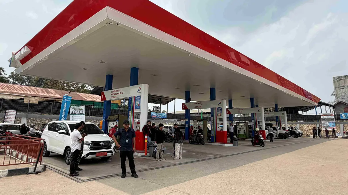 Antrean pembelian BBM bersubsidi masih terjadi di SPBU Sambaliung, Rabu (23/9). (FOTO ZZA/BP)