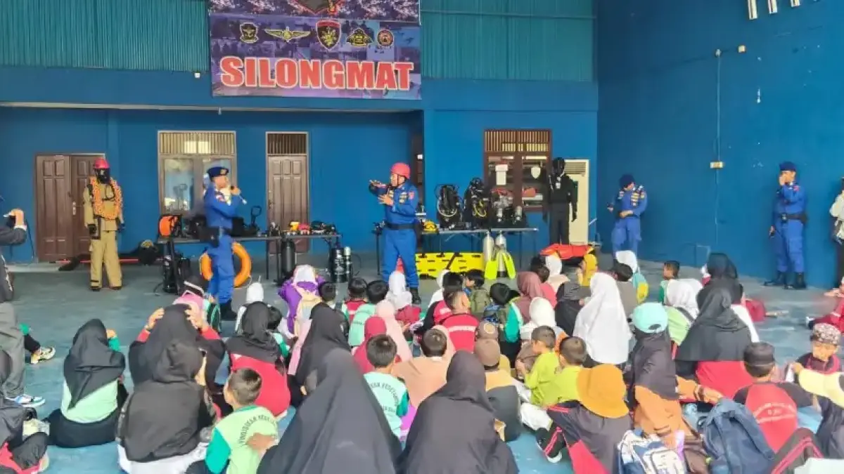 EDUKASI: Petugas Ditpolairud Polda Kaltim memberikan edukasi para siswa seputar mangrove dan keselamatan perairan.