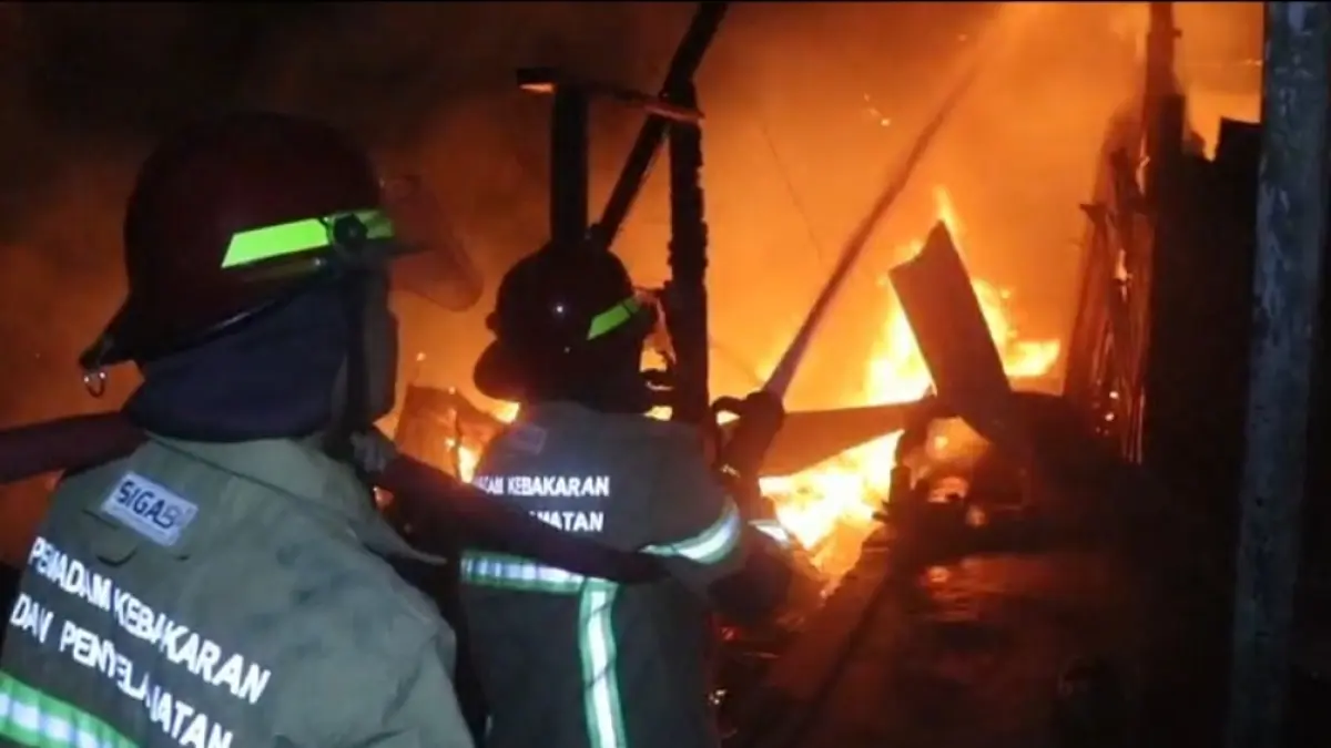 KEBAKARAN: Tiga rumah berbahan kayu ludes terbakar, petugas tengah melakukan penyelidikan sumber api.