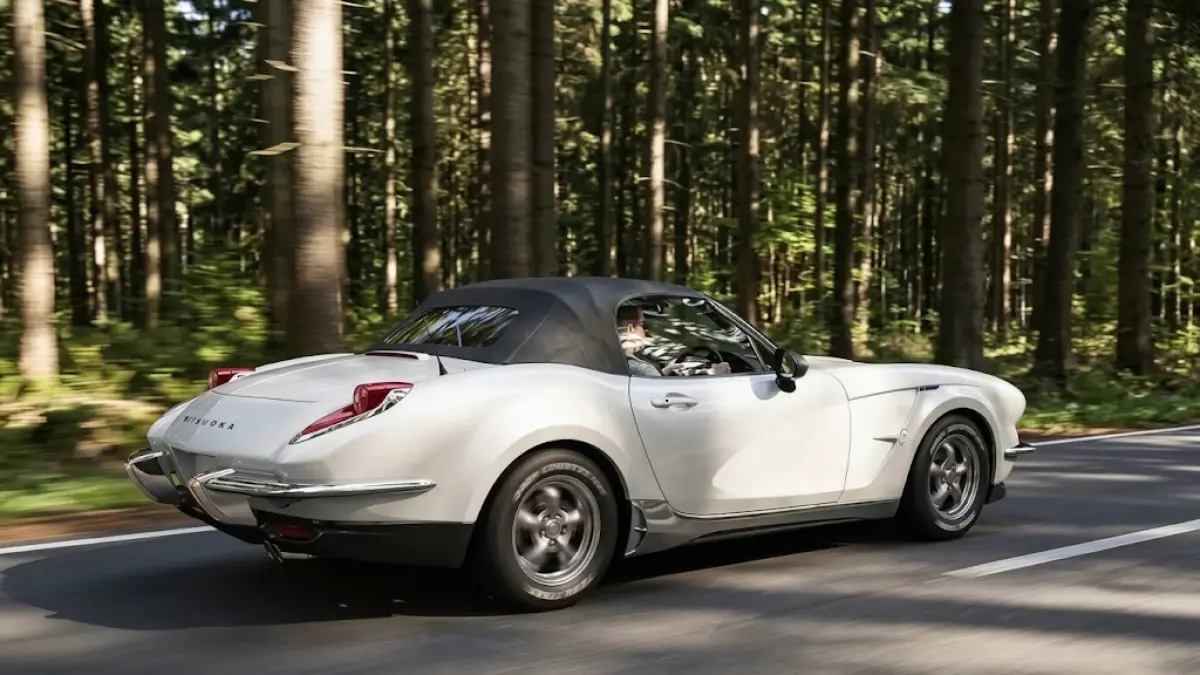 MODIFIKASI: Mitsuoka LA1 merupakan hasil modifikasi Mazda MX-5 yang mengusung gaya Chevrolet Corvette C1.(IST)