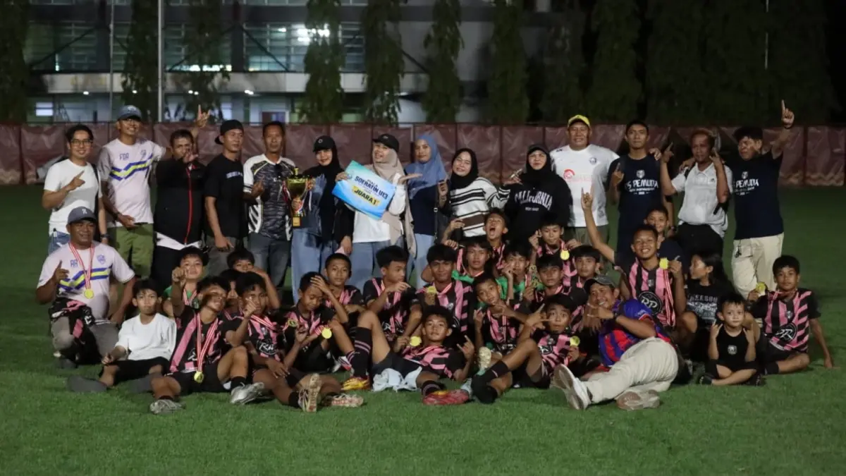 SSB Pemuda Tenggarong merayakan gelar juara Piala Soeratin U-13 Kaltim setelah menaklukkan Bintang Timur lewat adu penalti.