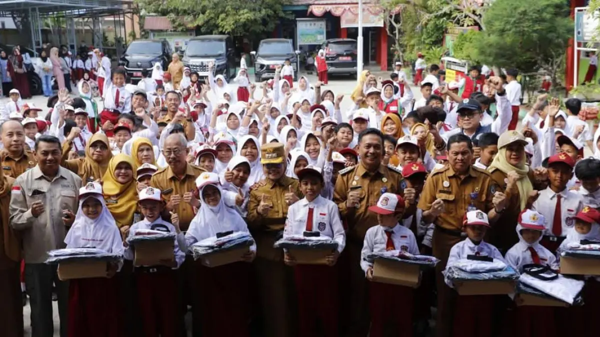 TERIMA:&nbsp;Pelajar di dua sekolah mendapatkan bantuan paket perlengkapan sekolah gratis dari Pemkot Bontang. (ADIEL KUNDHARA/KP)