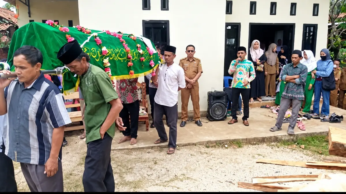 Warga mengantarkan jenazah siswa SD yang meninggal setelah diduga tersedak buah kelengkeng saat menyantap menu MBG di Lampung Tengah. (FOTO: IST)