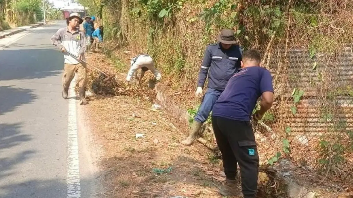 GERAK CEPAT: Tim BRC milik Dinas PUPRK Bontang membersihkan drainase di Berbas Pantai.