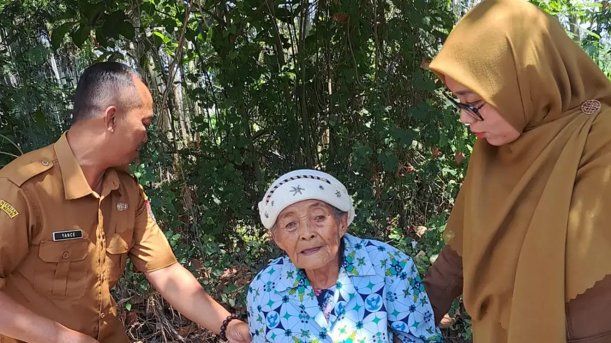 Nenek penjual telur asin Jember yang berjualan seorang diri di sekitar Jalan Sriwijaya menjadi perhatian warga setelah menerima uang mainan dari pembeli. (Dok. Diskominfo)