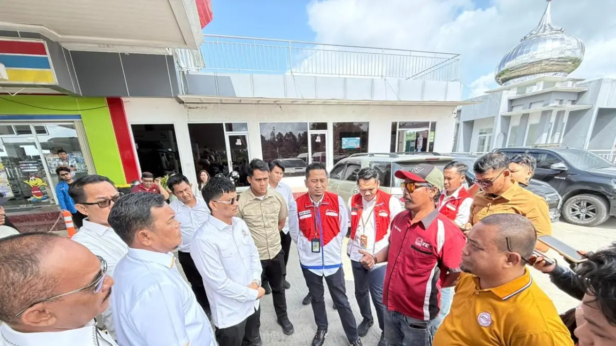 PASTIKAN: Tim Pertamina menyambangi beberapa SPBU di Kaltim memantau ketersediaan stok BBM, beberapa waktu lalu. (IST)