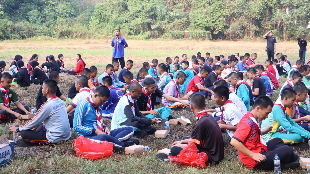 Proses belajar mengajar dialam terbuka. (FOTO AINUR/KP)