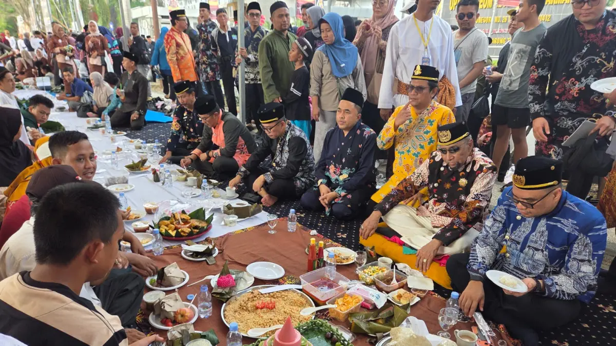 TRADISI: Sultan Kutai Kartanegara Ing Martadipura Aji Muhammad Arifin bersama Bupati Kukar Aulia Rahman Basri mengikuti acara beseperah. (IST)