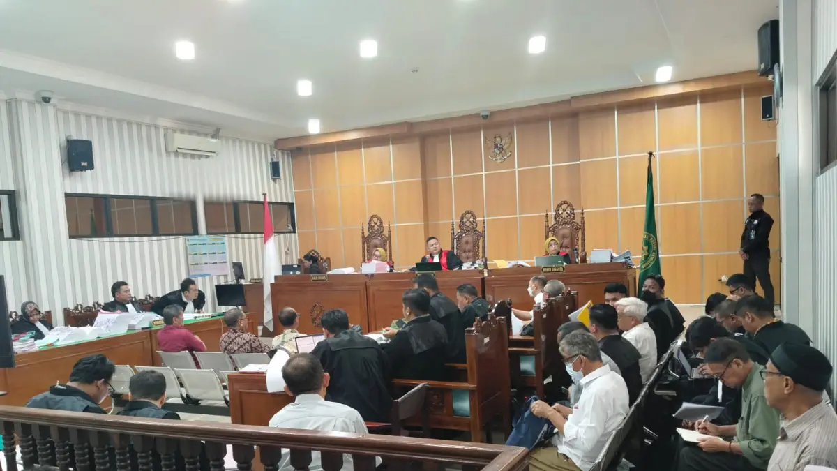 Suasana persidangan perkara dugaan korupsi pertambangan di atas lahan negara oleh PT Jembayan Muara Bara (JMB) Grup di Pengadilan Tipikor Samarinda. Tiga saksi mantan pejabat Pemkab Kukar dihadirkan untuk memberikan keterangan terkait status kawasan transmigrasi Separi, Tenggarong Seberang. (Bayu Rolles / Kaltim Post)