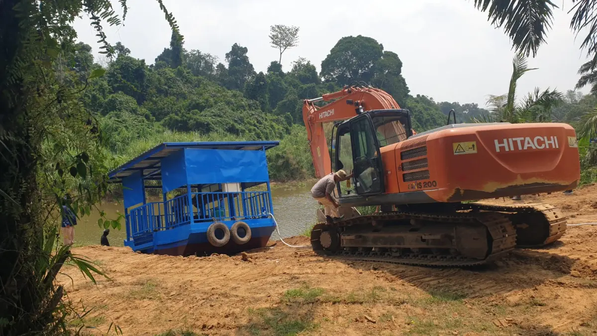 DUKUNGAN: Ponton pompa mulai diturunkan ke Sungai Sangatta untuk mendukung pengambilan air baku Perumdam Kutim.