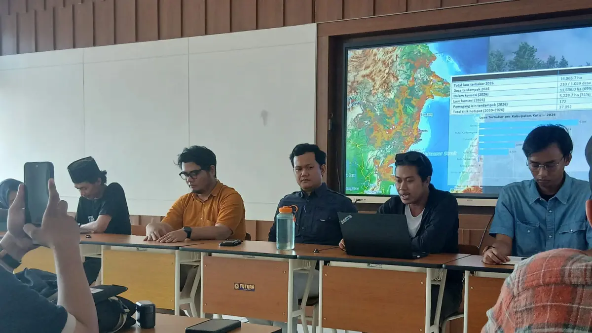 Divisi Advokasi dan Data Base JATAM Kaltim Windy Pranata saat menyampaikan rilis pers TAKAR di Samarinda. TAKAR mendesak penegakan hukum tegas terhadap korporasi yang area konsesinya terbukti menyumbang titik api dan pencemaran udara masif di Kaltim. (Foto: Bayu Rolles / Kaltim Post)