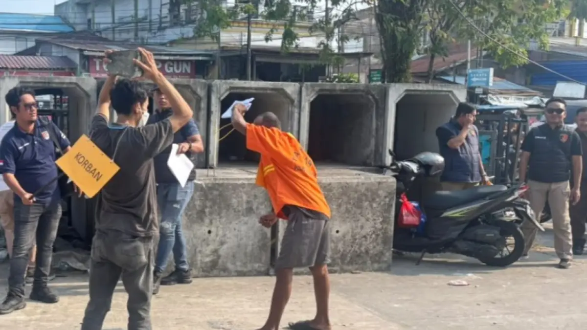 REKONTRUKSI: Penyidik menghadirkan tersangka dan saksi saat rekonstruksi kasus penikaman menewaskan korbannya.