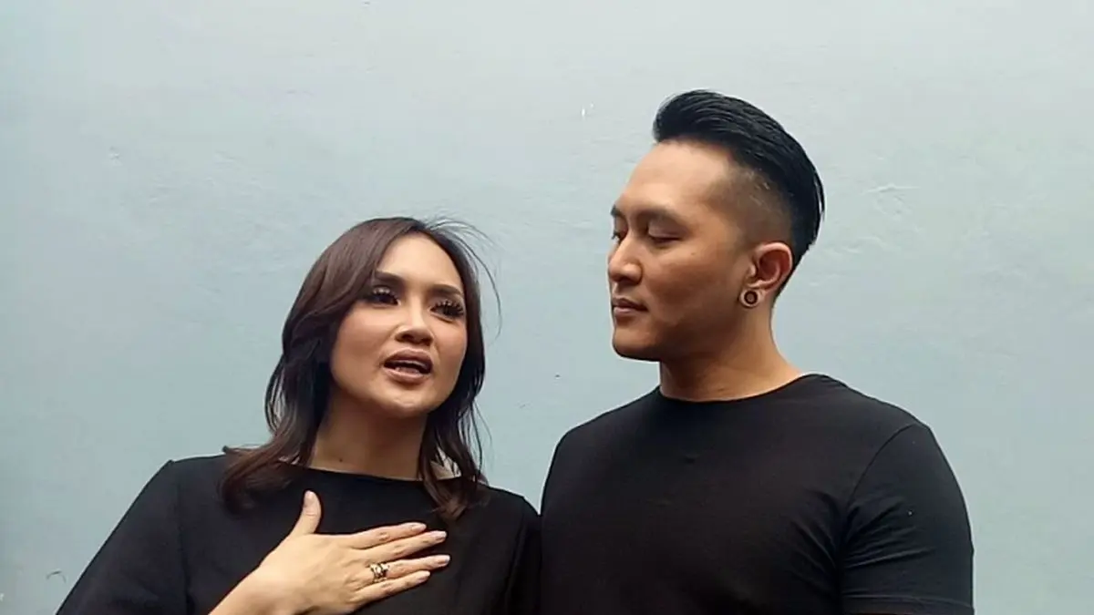 Sara Wijayanto dan Demian Aditya dalam perkara sidang cerai di Pengadilan Agama Jakarta Selatan. Ketidakhadiran Demian membuat proses persidangan berlanjut ke pemanggilan berikutnya. (IST)